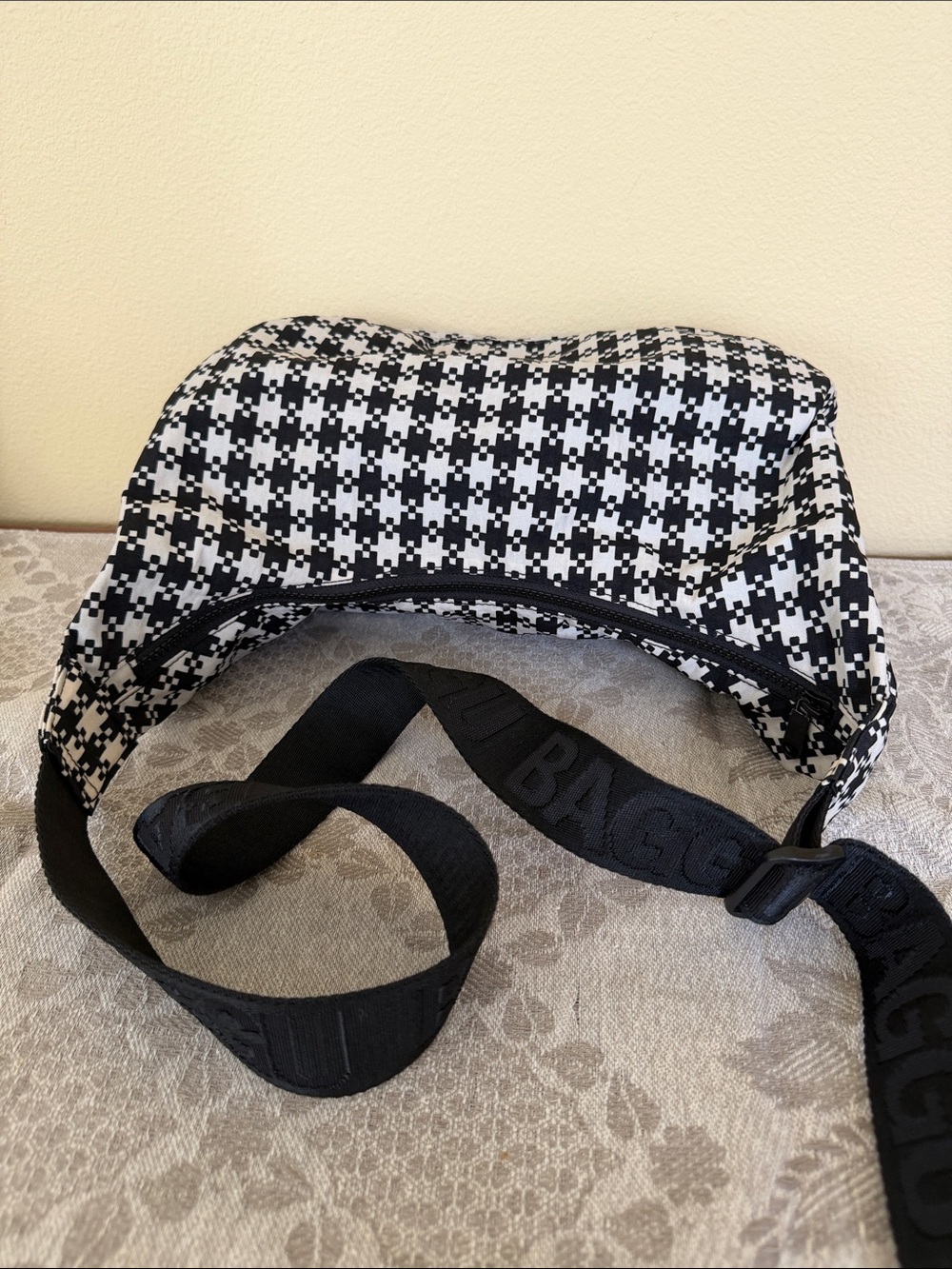 Baggu Black and White Pixel Gingham Medium Crescent Shoulder Bag, EUC - Picture 5 of 12